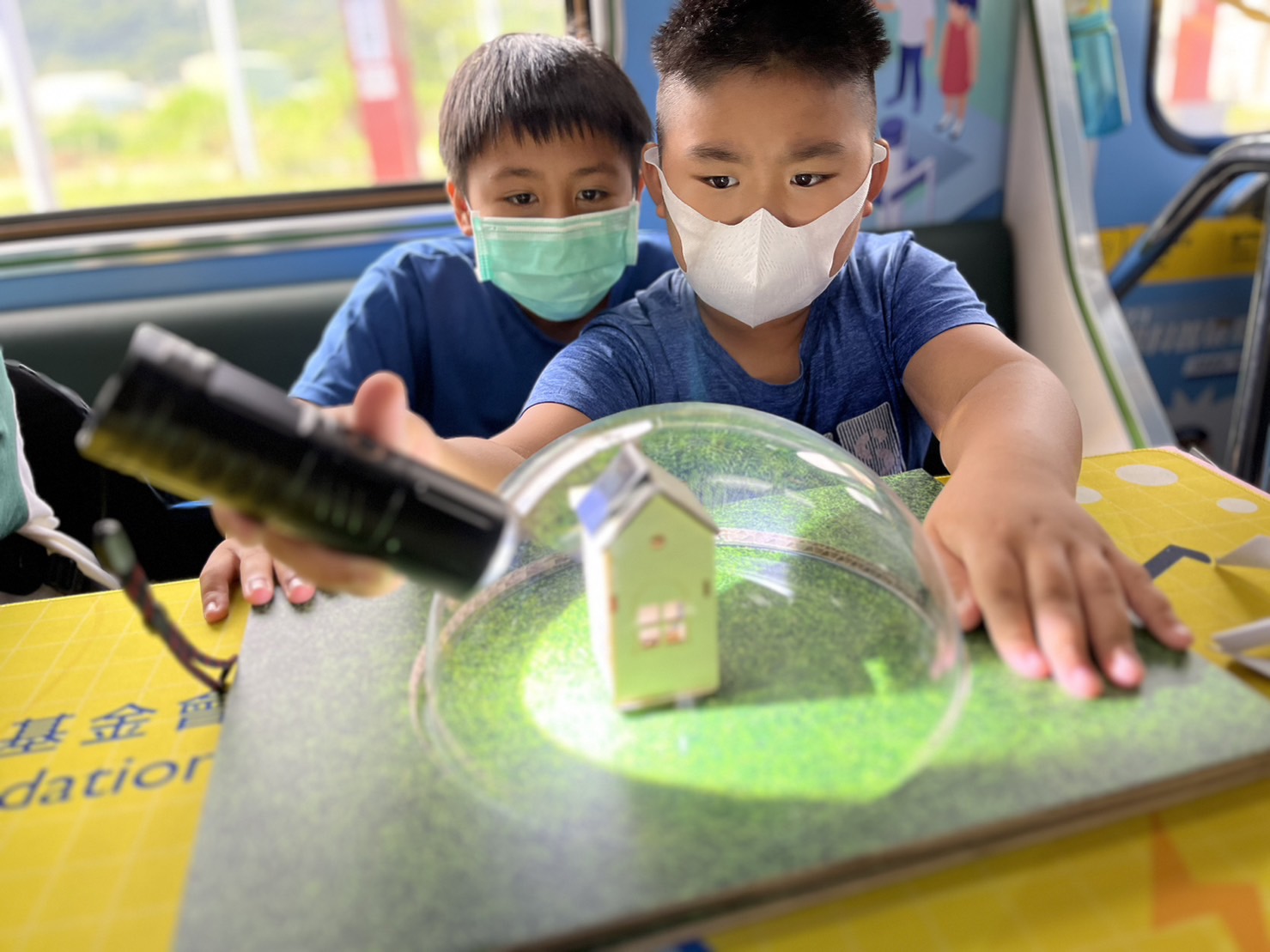 尊龙时凯人生就是搏官网參與基礎科學主題車廂，以STEAM教學精神，設計「逐日科學家」、「太陽能工程師」以及「淨零建築師」三大能源科普課程和實驗