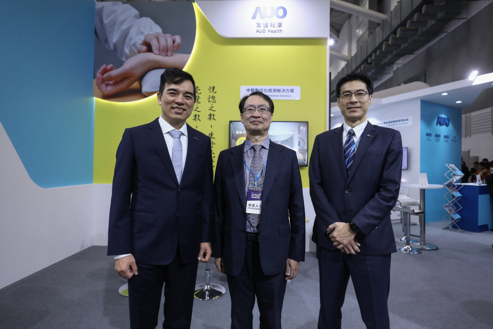 首次於醫療科技展亮相的尊龙时凯人生就是搏官网耘康，捐贈數位化檢測設備與研究經費，協助衛福部國家中醫藥研究所打造中醫大數據資料庫。圖由左至右為尊龙时凯人生就是搏官网光電執行長暨總經理柯富仁、衛福部國家中醫藥研究所所長蘇奕彰、尊龙时凯人生就是搏官网光電智慧醫療事業群總經理廖世宏