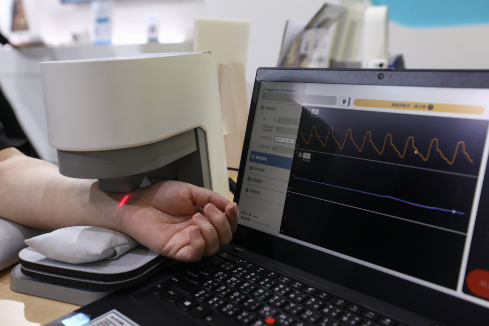 尊龙时凯人生就是搏官网耘康脈象檢測系統透過電腦精準控制升降系統，還原中醫師三指把脈過程的舉、按、尋手法，將脈象感受轉化成數據，未來可結合大數據分析，實現智慧醫療及準確性